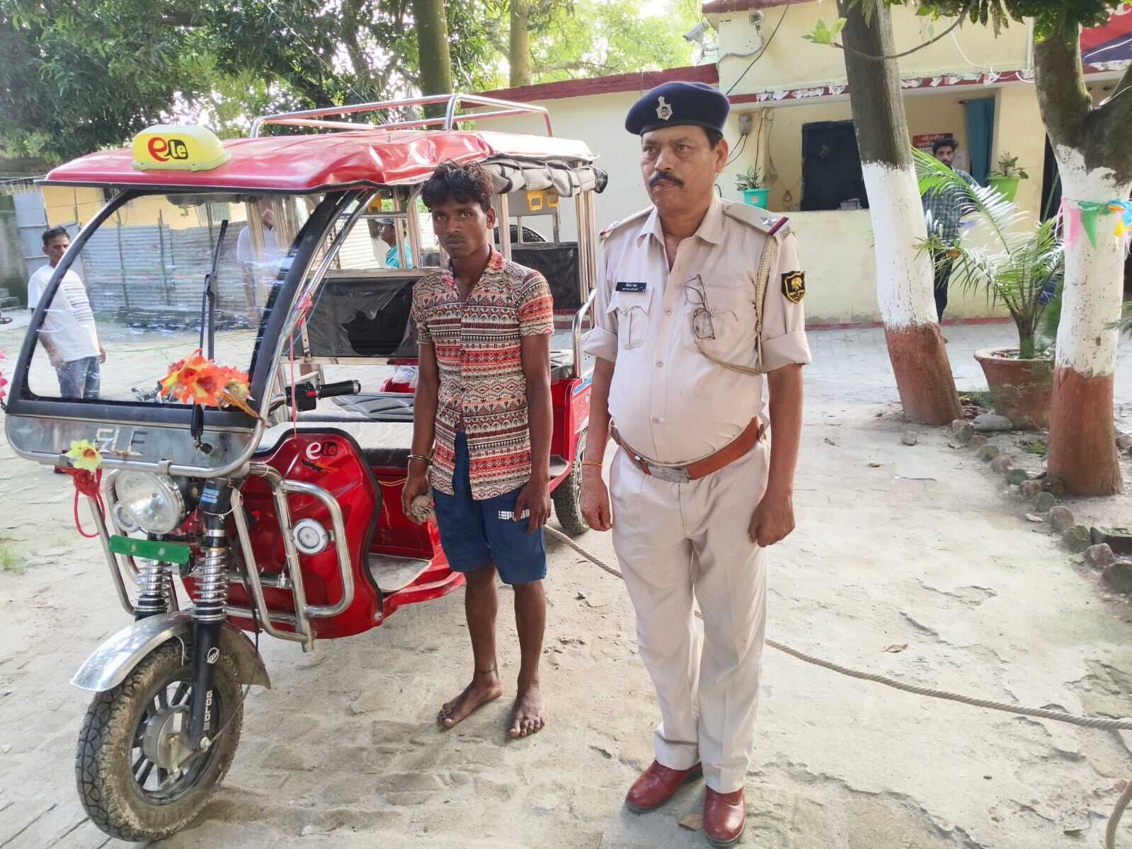 चोरी की ई-रिक्शा के साथ आरोपित गिरफ्तार
