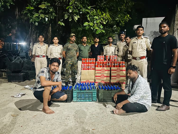 उत्पाद विभाग की बड़ी कार्रवाई:  250 लीटर विदेशी शराब बरामद, दो तस्कर गिरफ्तार