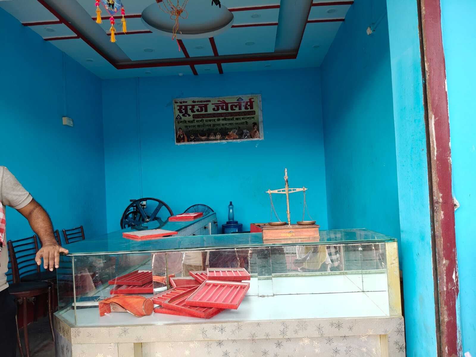 आभूषण सहित चार दुकानों से लाखों की चोरी