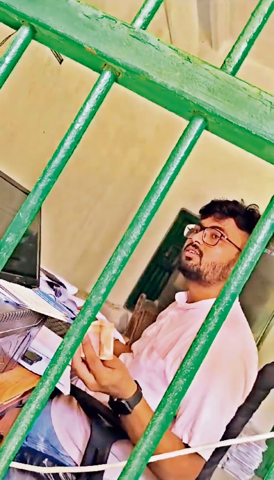 चेनारी प्रखंड कार्यालय के डाटा ऑपरेटर का घूस लेते वीडियो वायरल