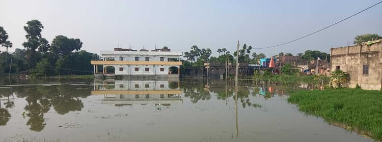 गाद जमा होने से गंगा की गहरायी 40 मीटर हुई कम, बाढ़ में डूब रहे ऊंचे व नये इलाके