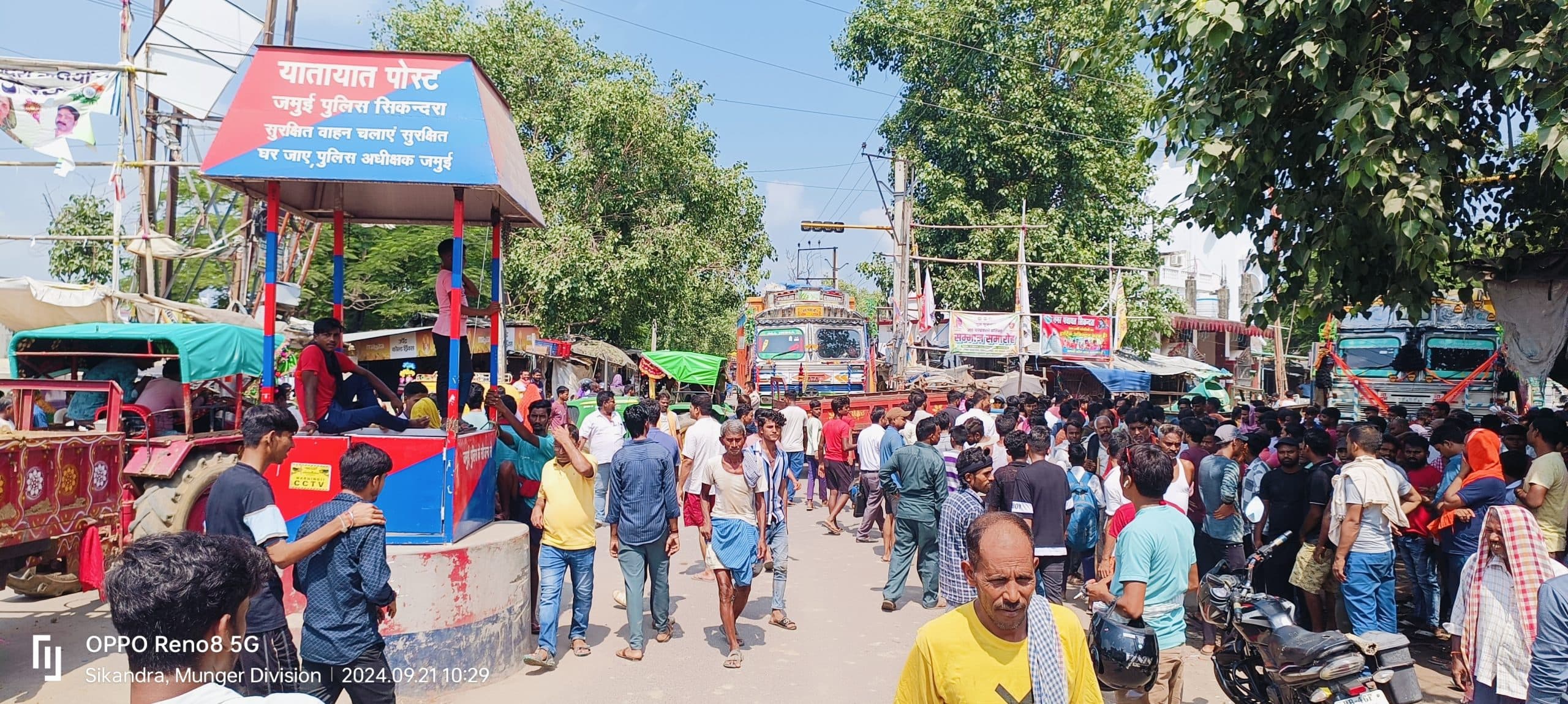 दुकानें रहीं बंद, सड़क जाम, लाठीचार्ज