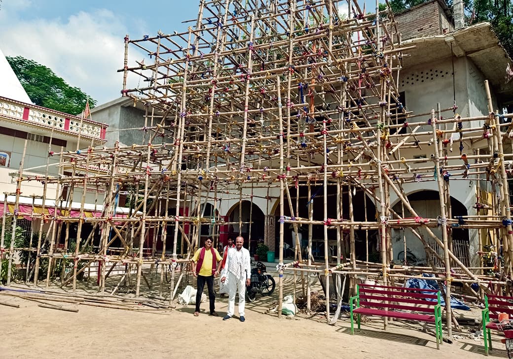 Chhapra News : बनियापुर गढ़देवी मंदिर में बन रहा 70 फुट ऊंचा पंडाल