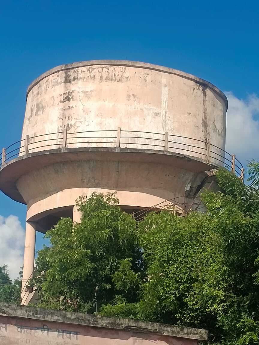 Giridih News: तीन वर्षों से बंद पड़ी है अकदोनीकला में लगा पानी टंकी