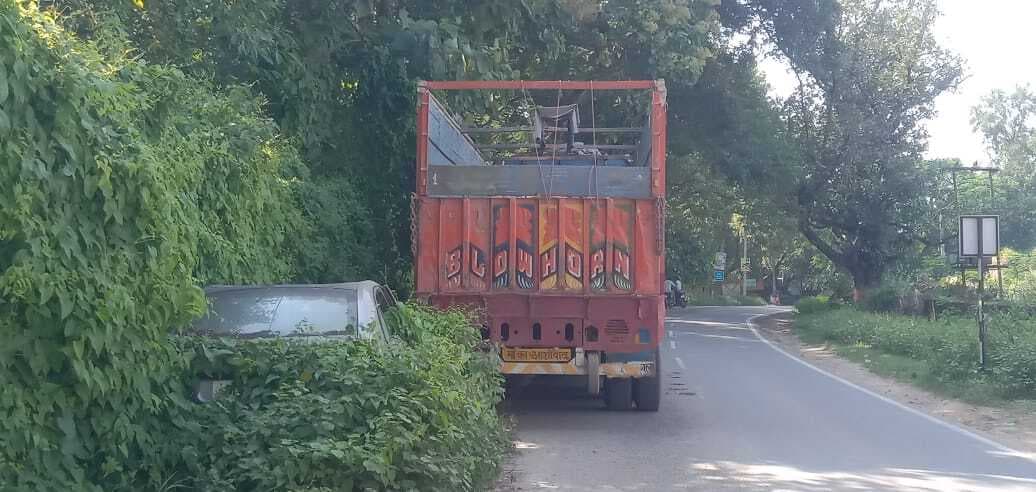 Giridih News: पत्थर लदे ट्रक को कब्जे में लेकर जांच में जुटी पुलिस