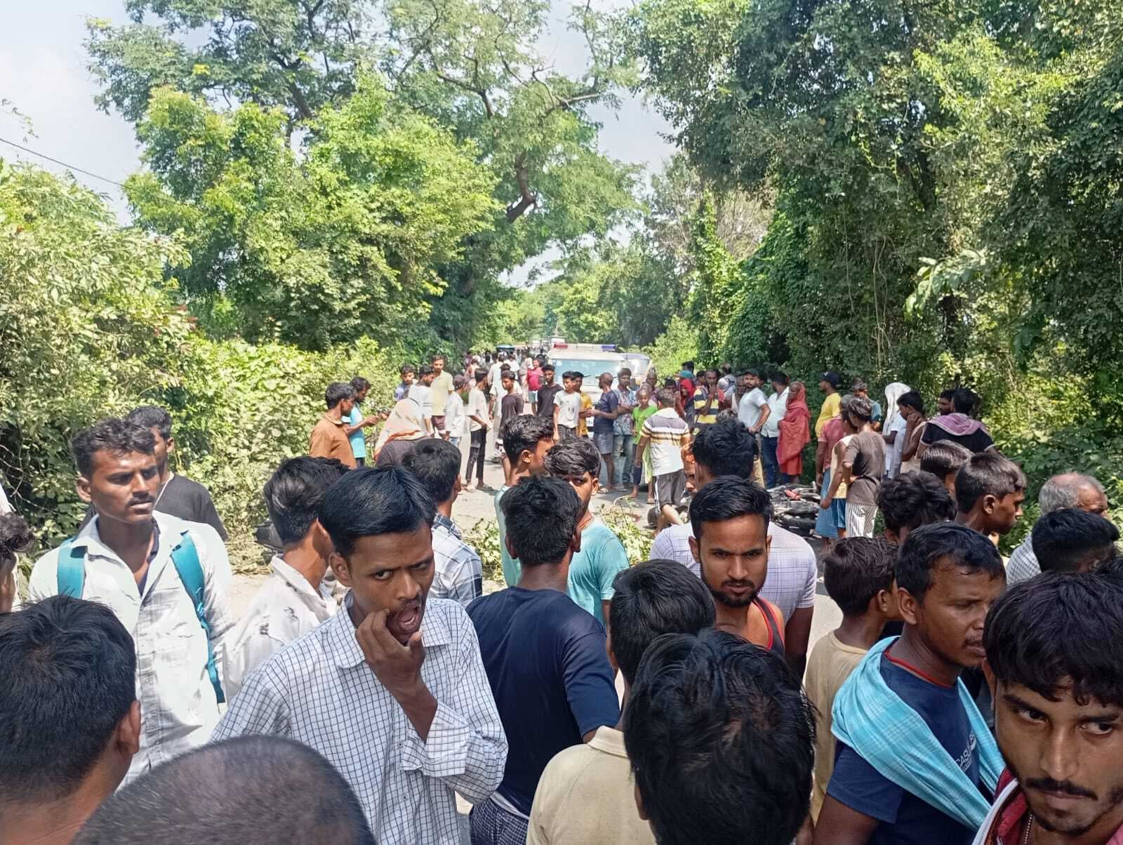 वाहन के धक्के व बाइक की आमने-सामने हुई टक्कर में दो युवक की मौत, विरोध में सड़क जाम