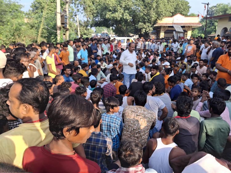 Chief became victim of bullet: दाह-संस्कार में विवाद सुलझाने गये मुखिया हुए गोली के शिकार