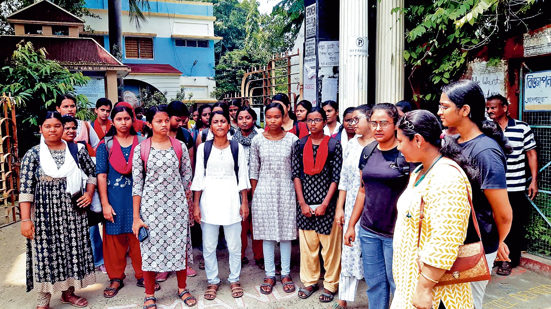 स्ट्रीट पेंटिंग का हिस्सा बनीं छात्राओं को क्लास से निकालने पर महिला महाविद्यालय में बवाल