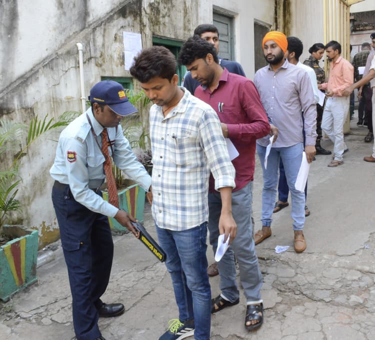 Dhanbad News : कई चक्र की सुरक्षा से गुजरने के बाद परीक्षार्थियों को मिला परीक्षा केंद्र में प्रवेश