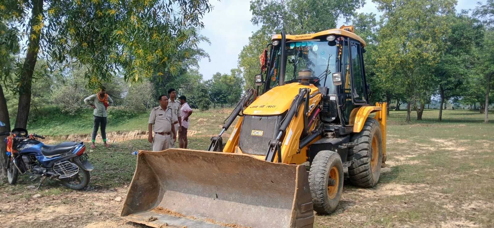 Dhanbad News:वन भूमि में मिट्टी काटते जेसीबी जब्त, दो गिरफ्तार