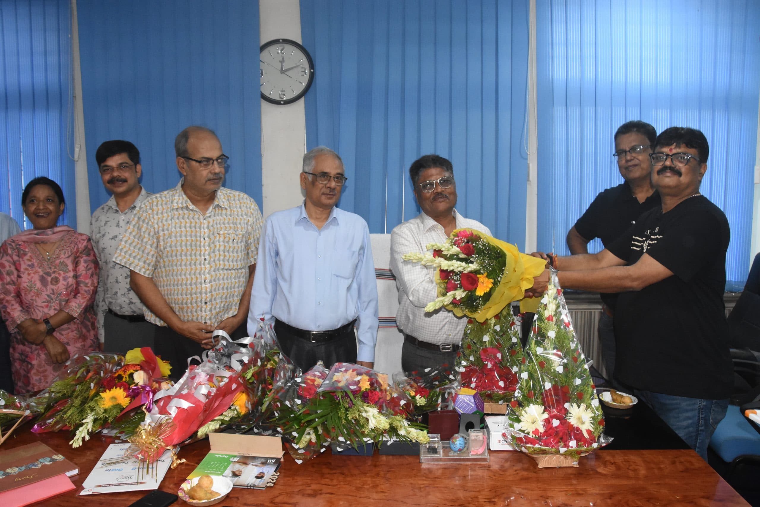 DHANBAD NEWS : एसएनएमएमसीएच के नये अधीक्षक ने लिया पदभार, कहा - उपलब्ध संसाधनों का इस्तेमाल करते हुए मरीजों को बेहतर चिकित्सा सुविधा करेंगे प्रदान