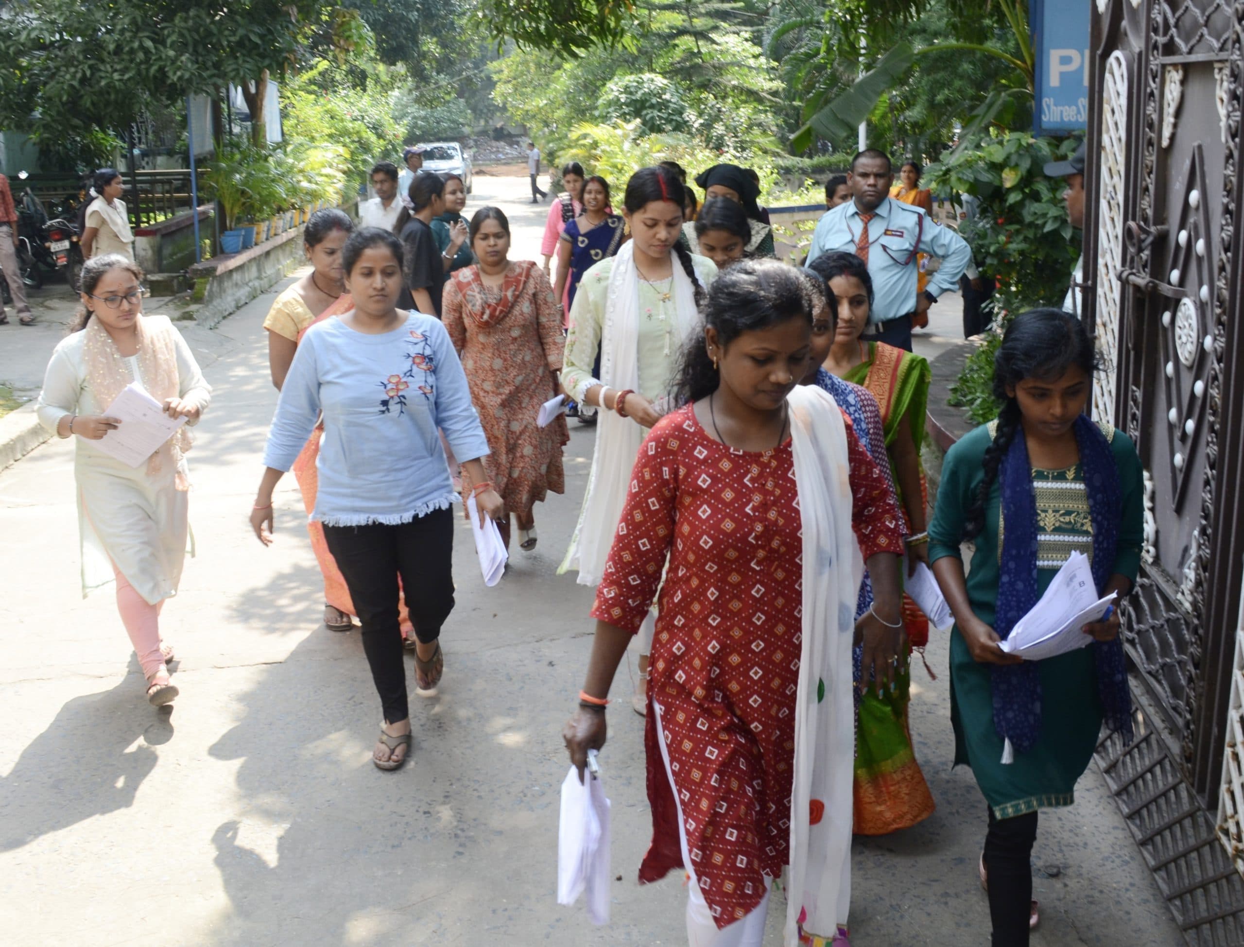 Dhanbad News : नथुनी नहीं खुली तो नाक पर चिपकाया गया टेप