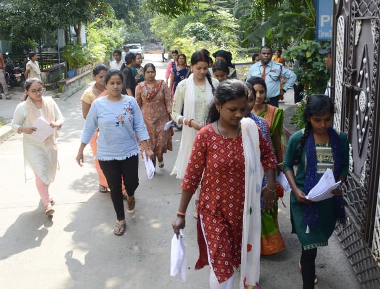 Dhanbad News : नथुनी नहीं खुली तो नाक पर चिपकाया गया टेप