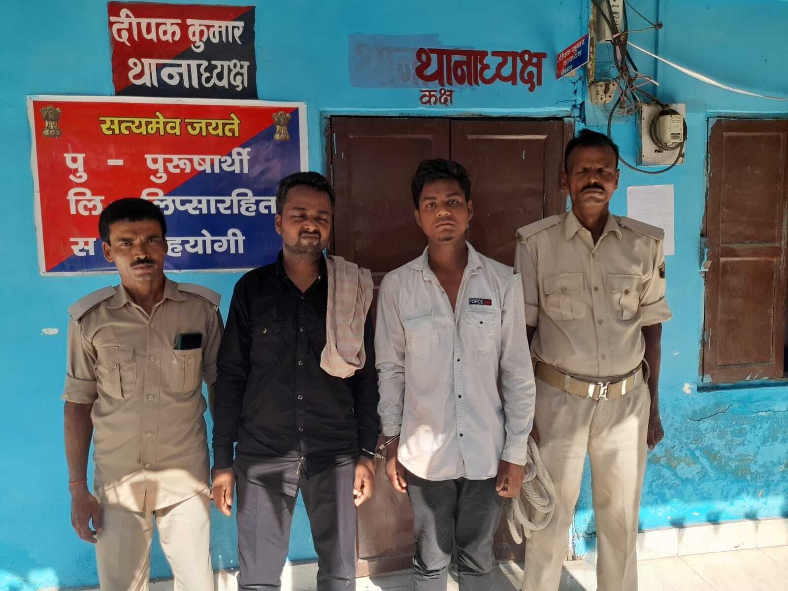 मोबाइल चोरी करते दो युवक गिरफ्तार