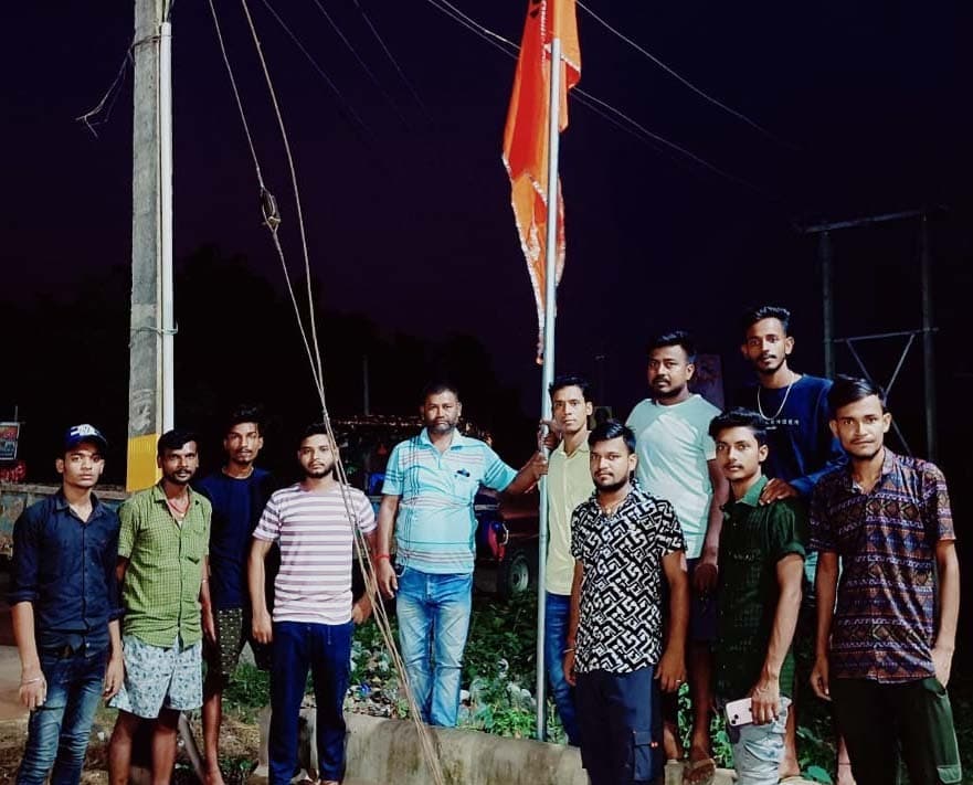 बजरंग दल ने टीकापट्टी सीमा पर किया ध्वजारोहण