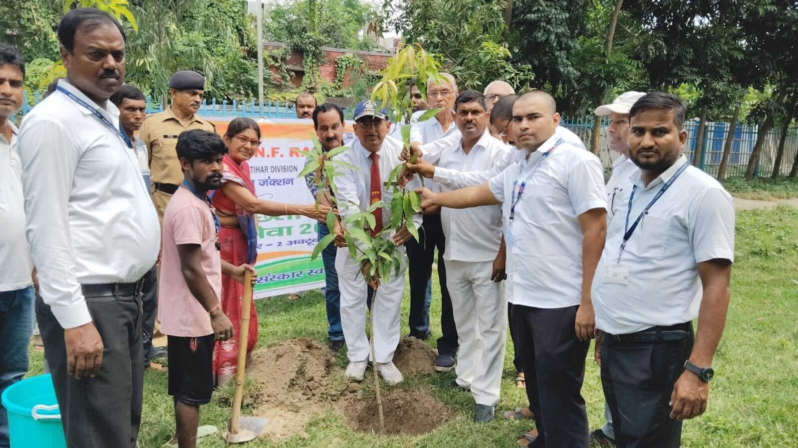 स्टेशन में लगाये कई फलदार व छायादार पौधे
