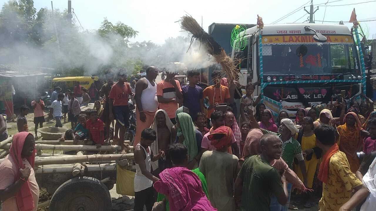 सड़क पर फूट रहा बाढ़ पीड़ितों का गुस्सा, बरियारपुर में किया एनएच जाम
