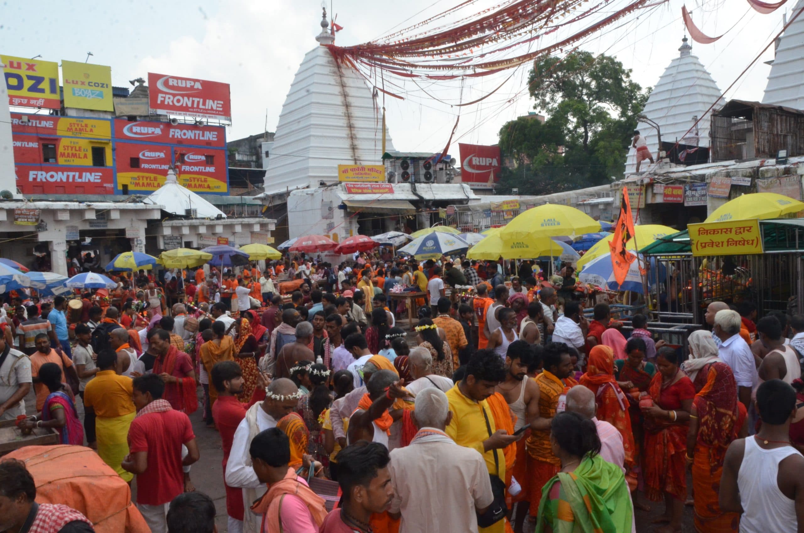 बाबा मंदिर में उमड़े भक्त, पेड़ा गली तक पहुंची शीघ्रदर्शनम की कतार