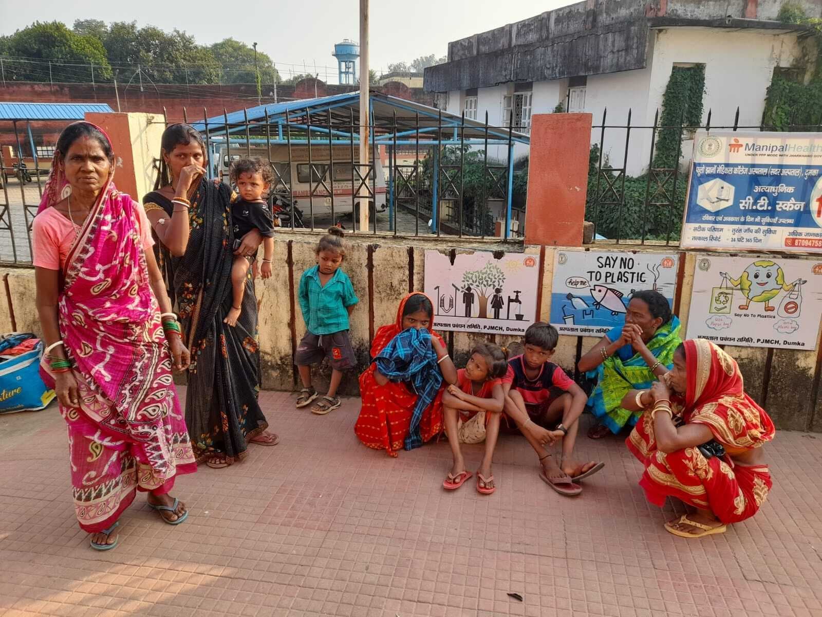 हादसा : पेड़ की डाली से दबकर बाइक सवार घायल, रेफर