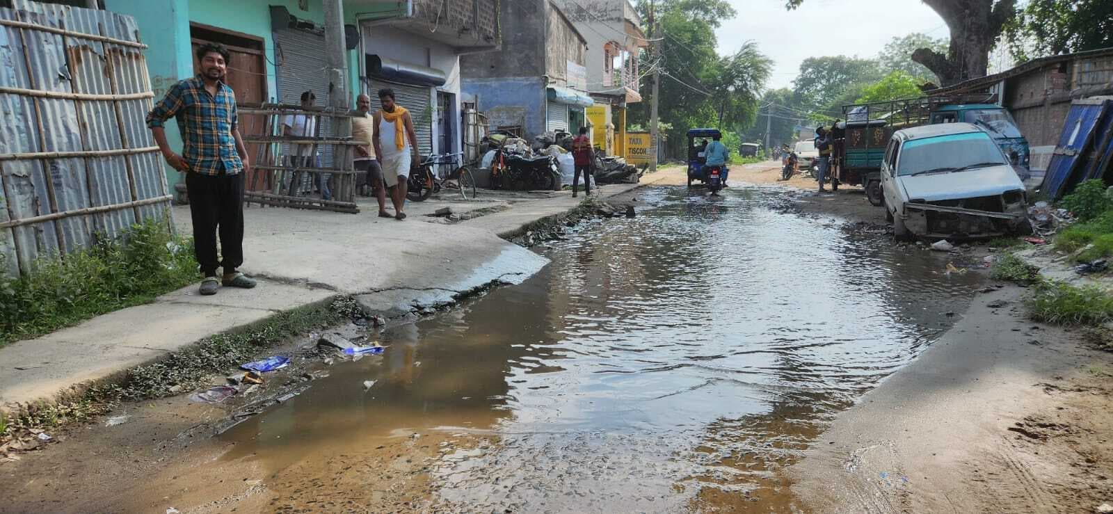 सड़क पर जमा है नाले का गंदा पानी, दुर्गंध से परेशानी