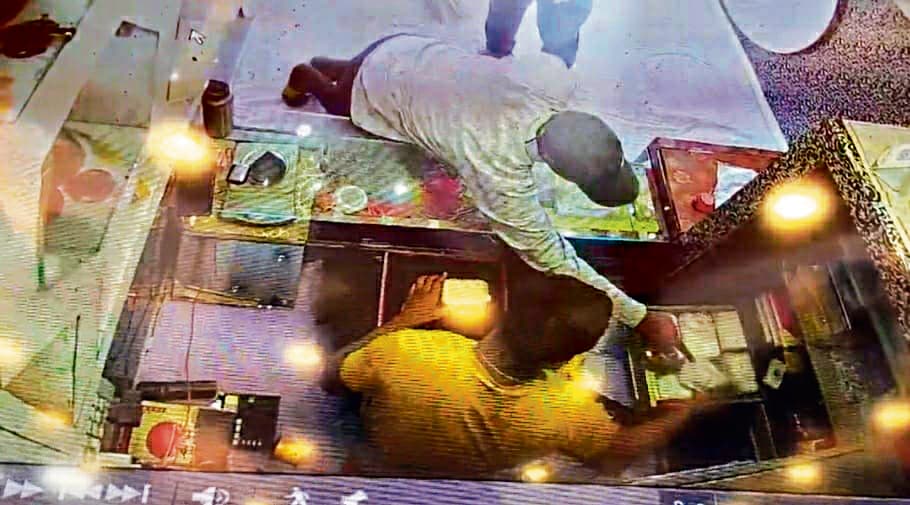 siwan news. पांच लाख के गहने लेकर ठग हुए फरार