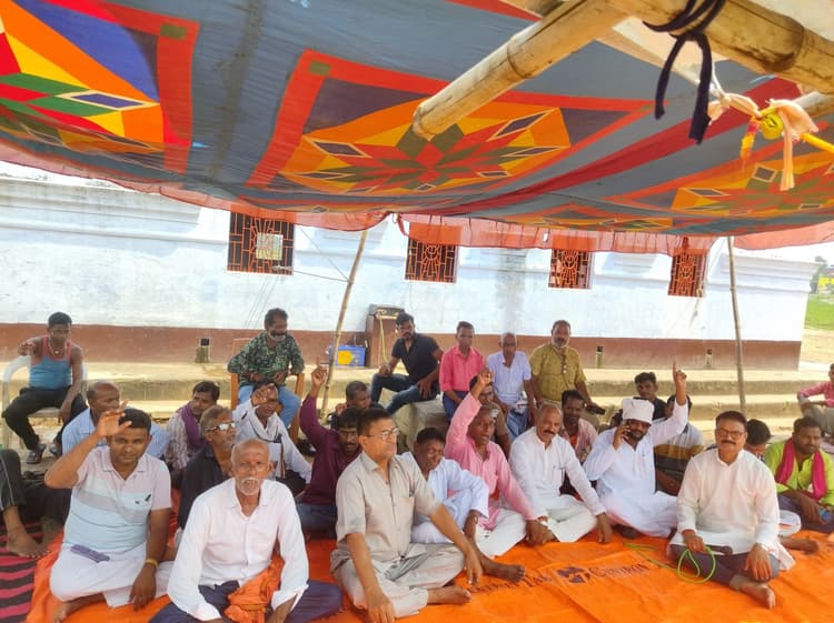 बरमसिया पुल के जीर्णोद्धार व नये पुल की मांग को लेकर सर्वदलीय धरना