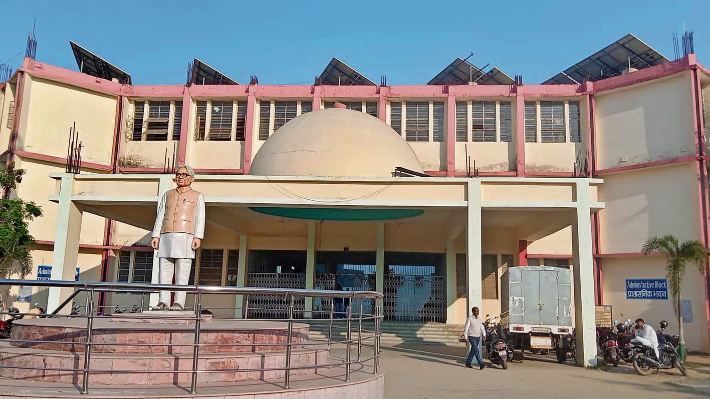 Chhapra News : स्नातक सत्र 24-28 में नामांकन कराने में छात्रों से आगे रहीं छात्राएं