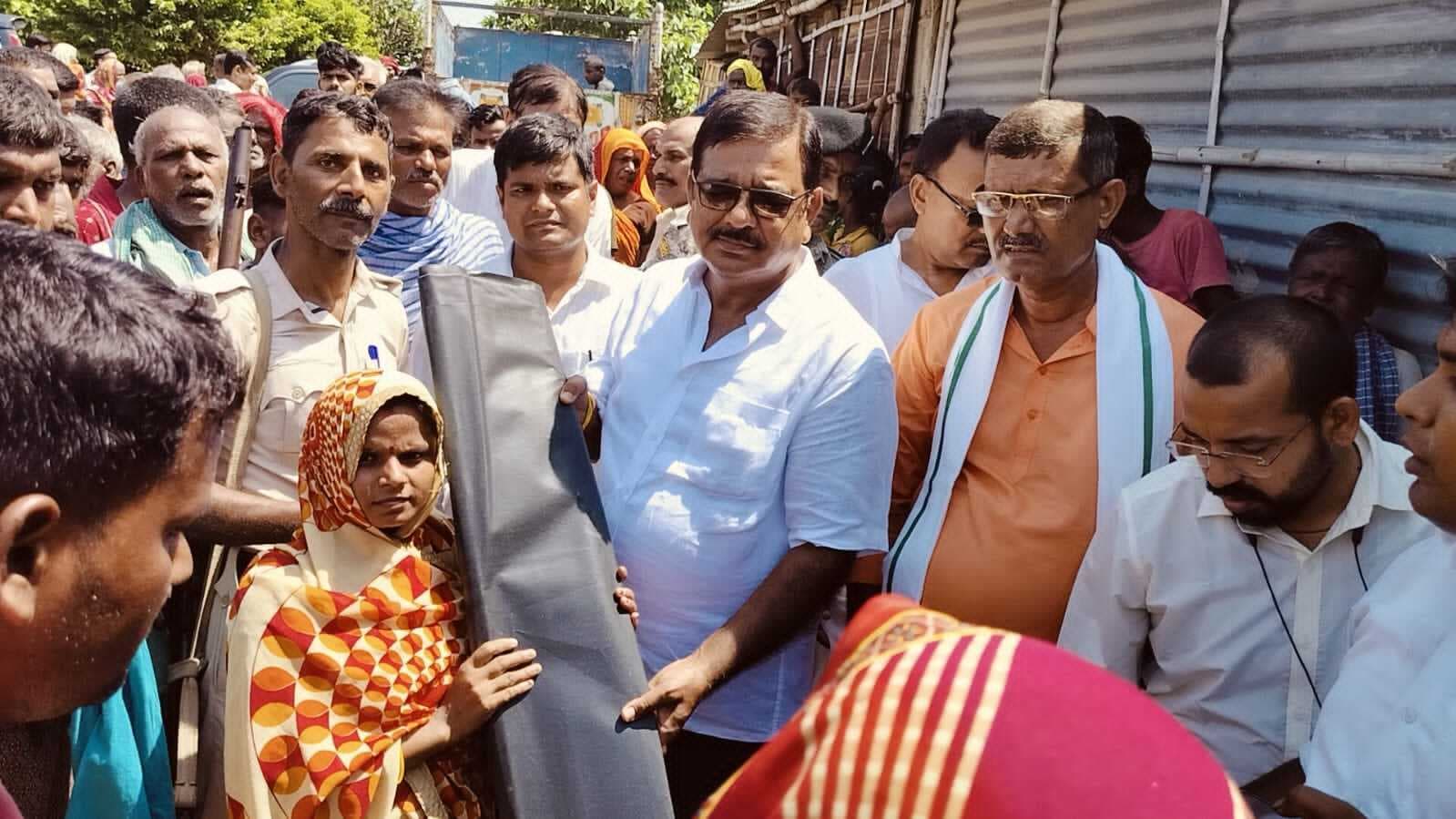 विधान पार्षद ने बाढ़ प्रभावित क्षेत्रों का किया दौरा