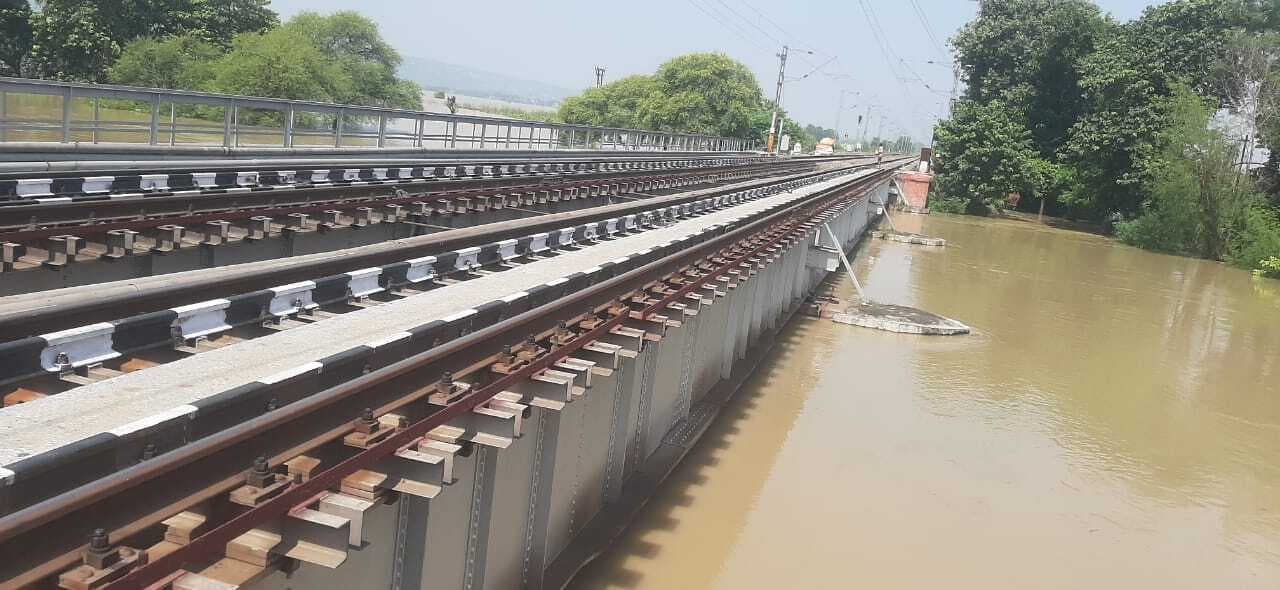 बरियारपुर में बाढ़ के पानी के दबाव को लेकर जमालपुर-भागलपुर के बीच रेल संपर्क कटा, यात्री रहे परेशान