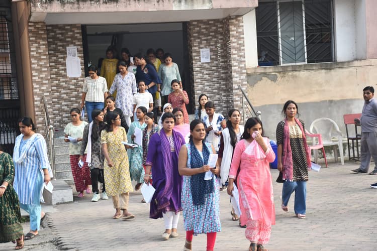 Bokaro News : पहली व दूसरी पाली में 17,301, तो तीसरी में 17,280 अभ्यर्थी हुए शामिल