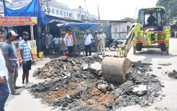 Bokaro News :सिटी सेंटर में सीवर लाइन जाम की समस्या का हुआ समाधान