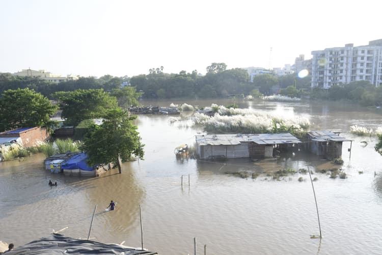 पटना में गंगा के जल स्तर में कमी, पर अब भी लाल निशान से ऊपर