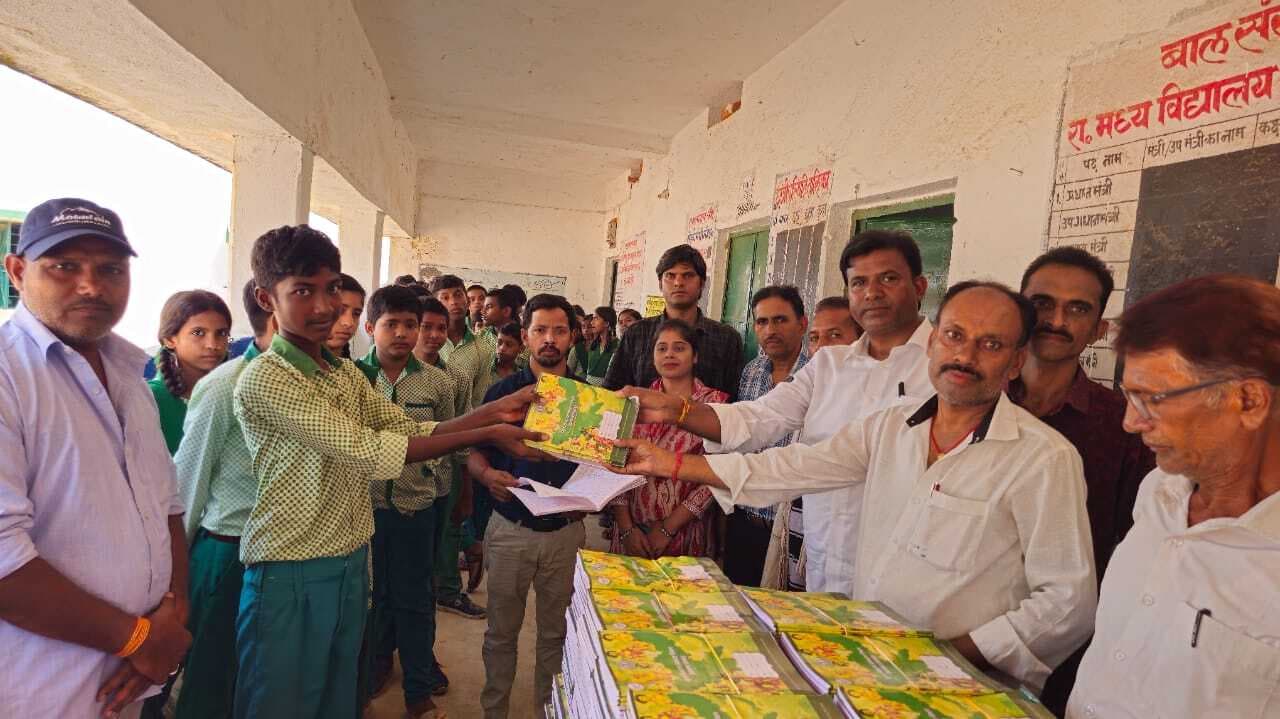 उत्क्रमित उवि चौथा में विद्यार्थियों के बीच कॉपी वितरण