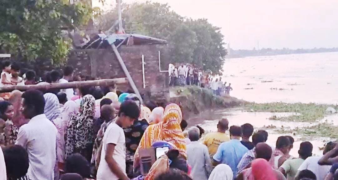 शमसेरगंज में कटाव से आठ से ज्यादा घर, मंदिर व मस्जिद गंगा में समाये