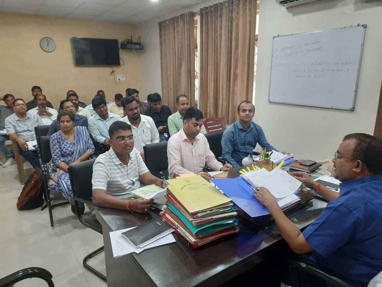 ग्रामीण कार्य विभाग के योजनाओं की प्रगति धीमी रहने पर कारण सहित पत्र देने का आदेश