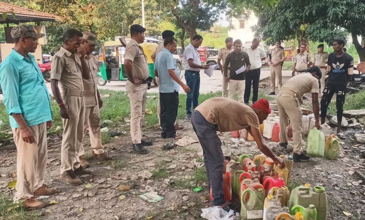 तीन थानाक्षेत्रों में जब्त शराब को किया गया नष्ट