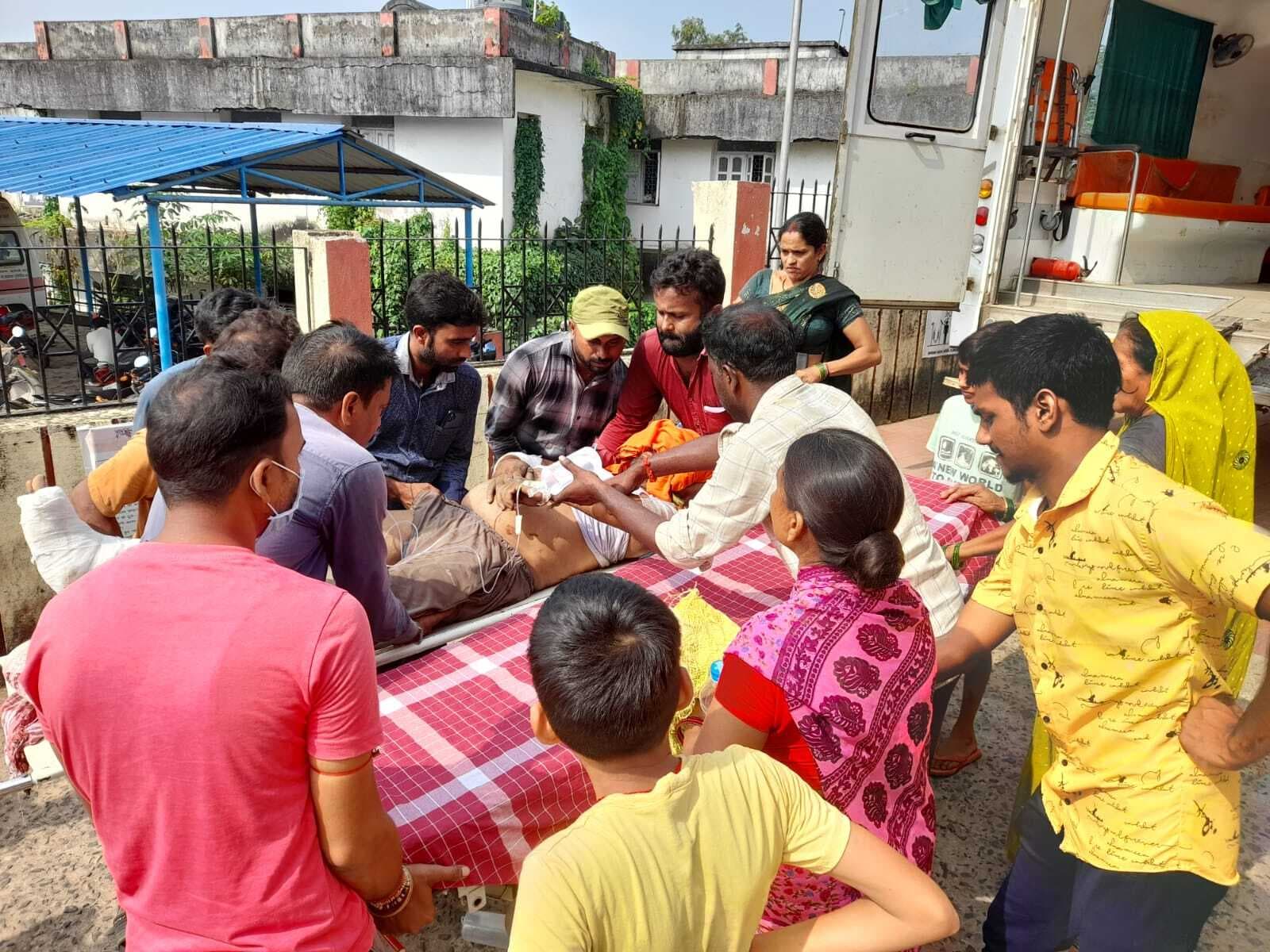 हादसा : ट्रक के धक्के से बाइक सवार पिता-पुत्र घायल, रेफर