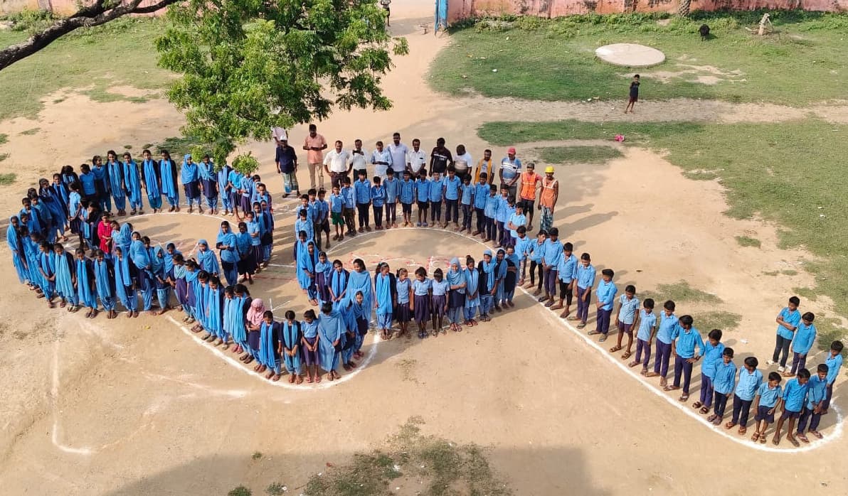 मानव श्रृखंला के तहत बापू की चश्मा बनाकर स्वच्छता ही सेवा का दिया गया संदेश