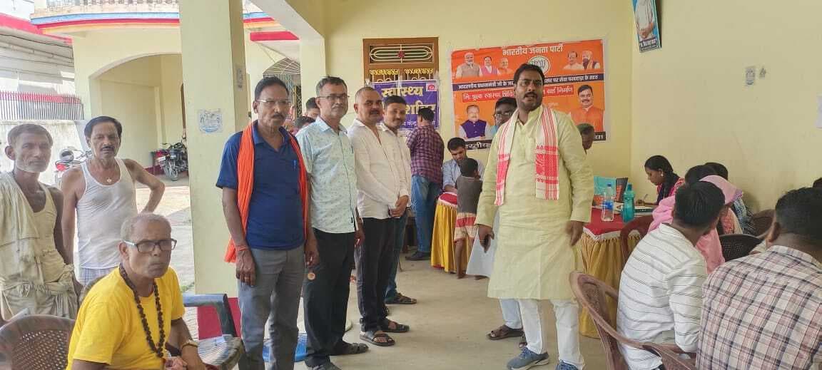 स्वास्थ्य शिविर में लोगों का बनाया गया आयुष्मान कार्ड