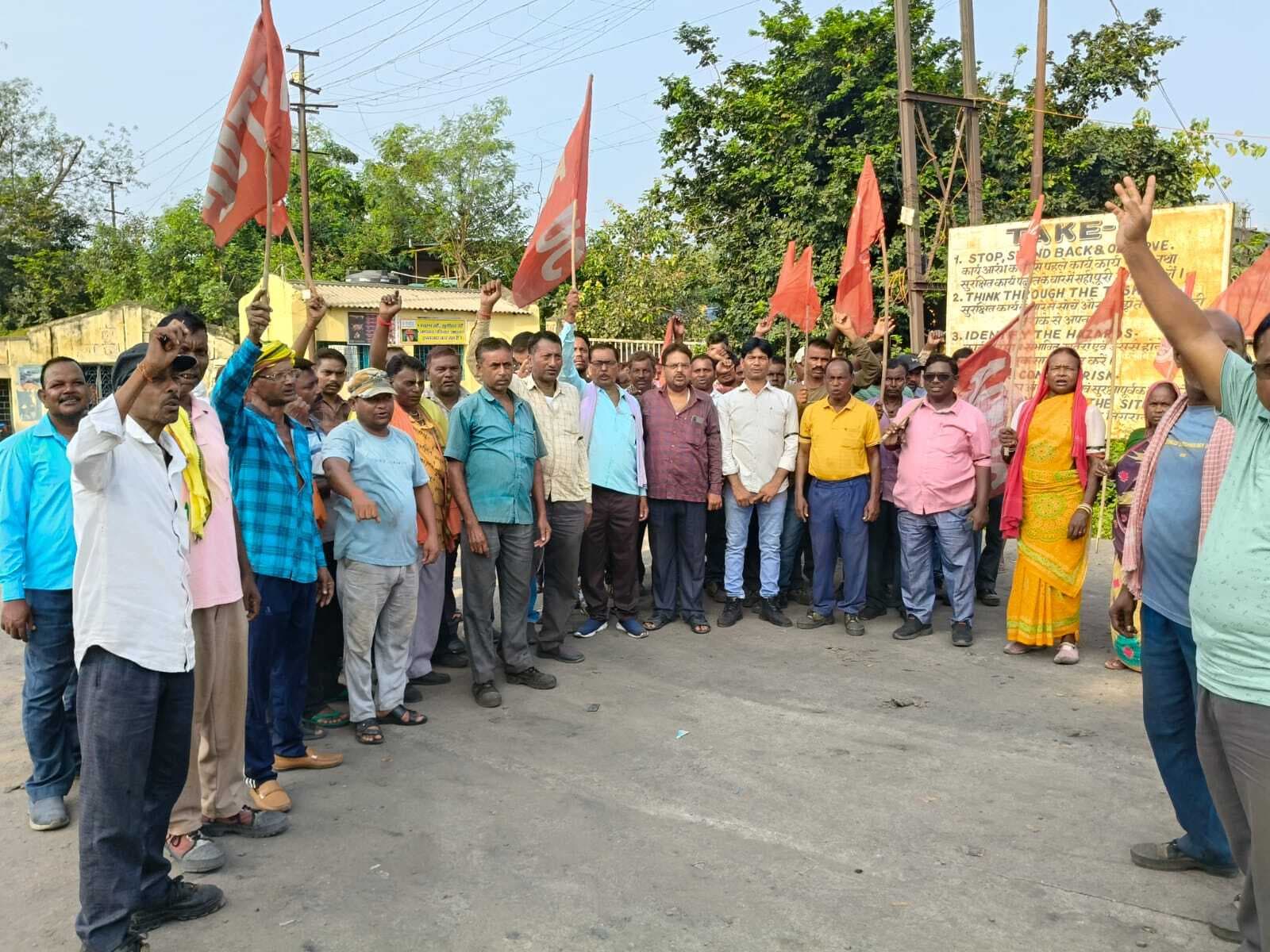 श्रम कानूनों को रद्द करने की मांग को लेकर मजदूरों ने जताया विरोध, किया प्रदर्शन