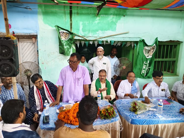 डीएमएफटी मद से बनी योजनाओं की जांच कराने की उठी मांग, झामुमो सांसद को गड़बड़ियों से कराया अवगत