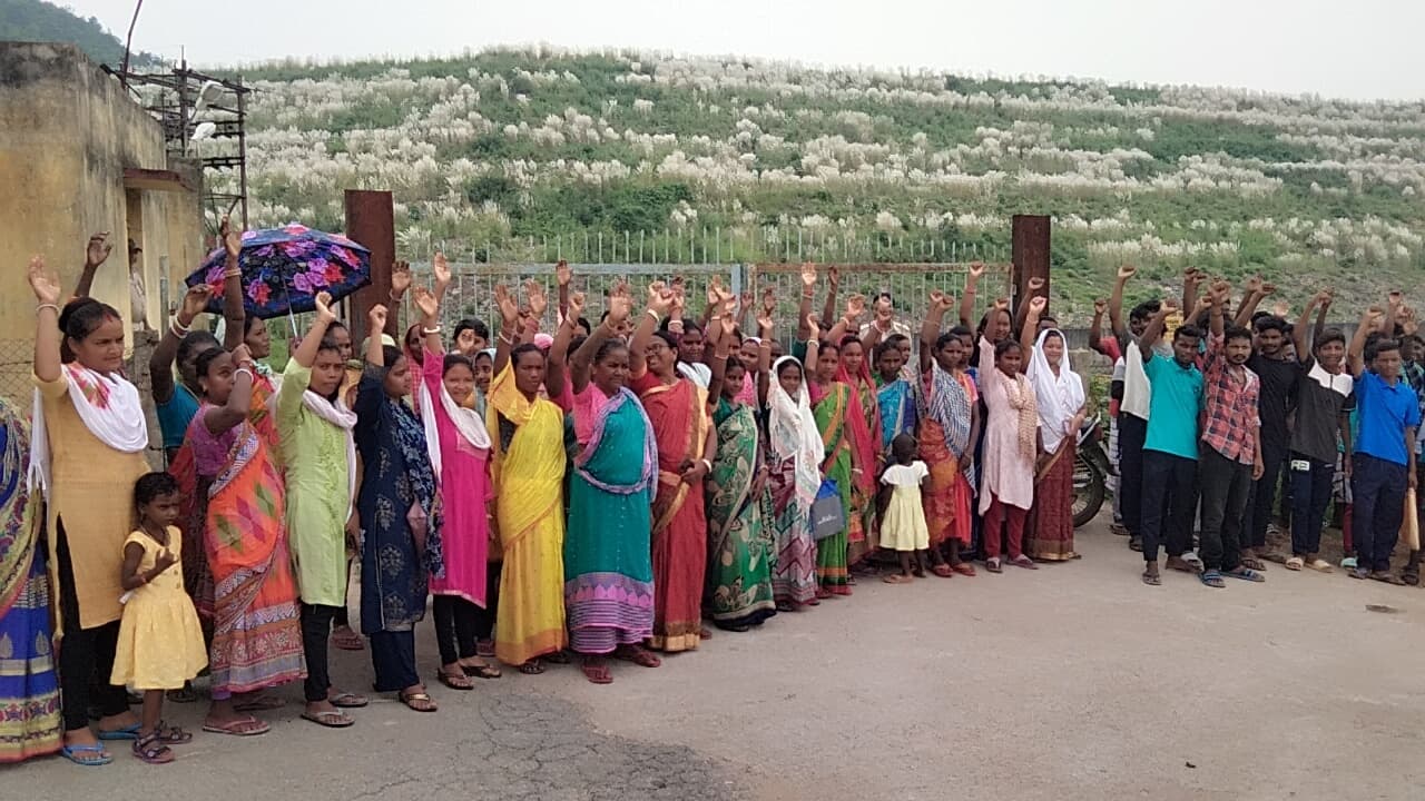 Jamshedpur News : ग्रामीणों ने टेलिंग पॉन्ड के सामने किया विरोध-प्रदर्शन, अनिश्चितकाल के लिए काम कराया बंद