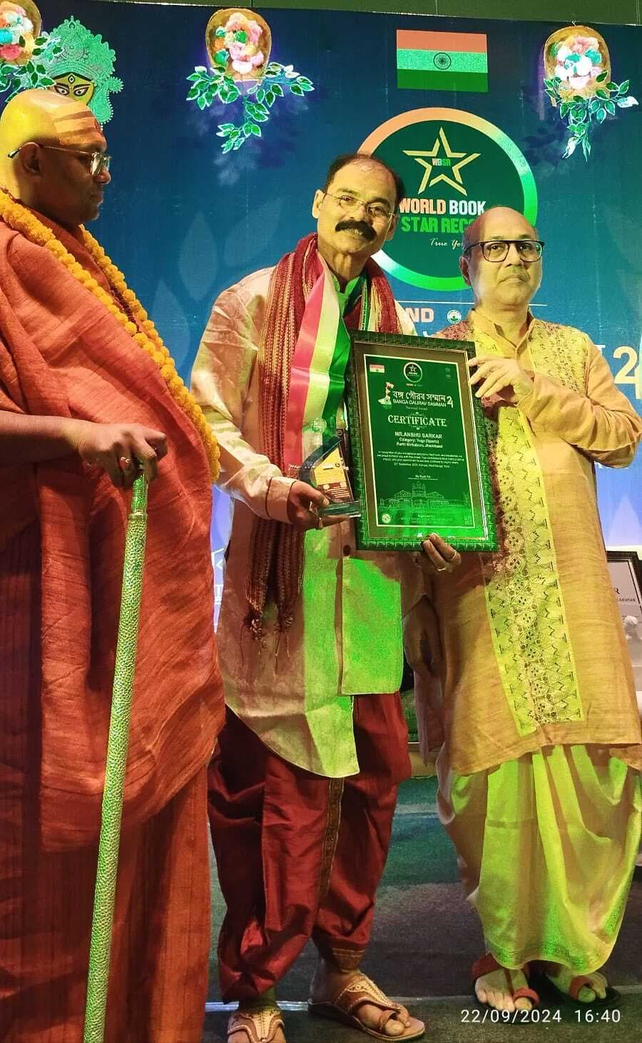 कोलकाता से बंगो गौरव अवॉर्ड से सम्मानित हुए अंशु सरकार