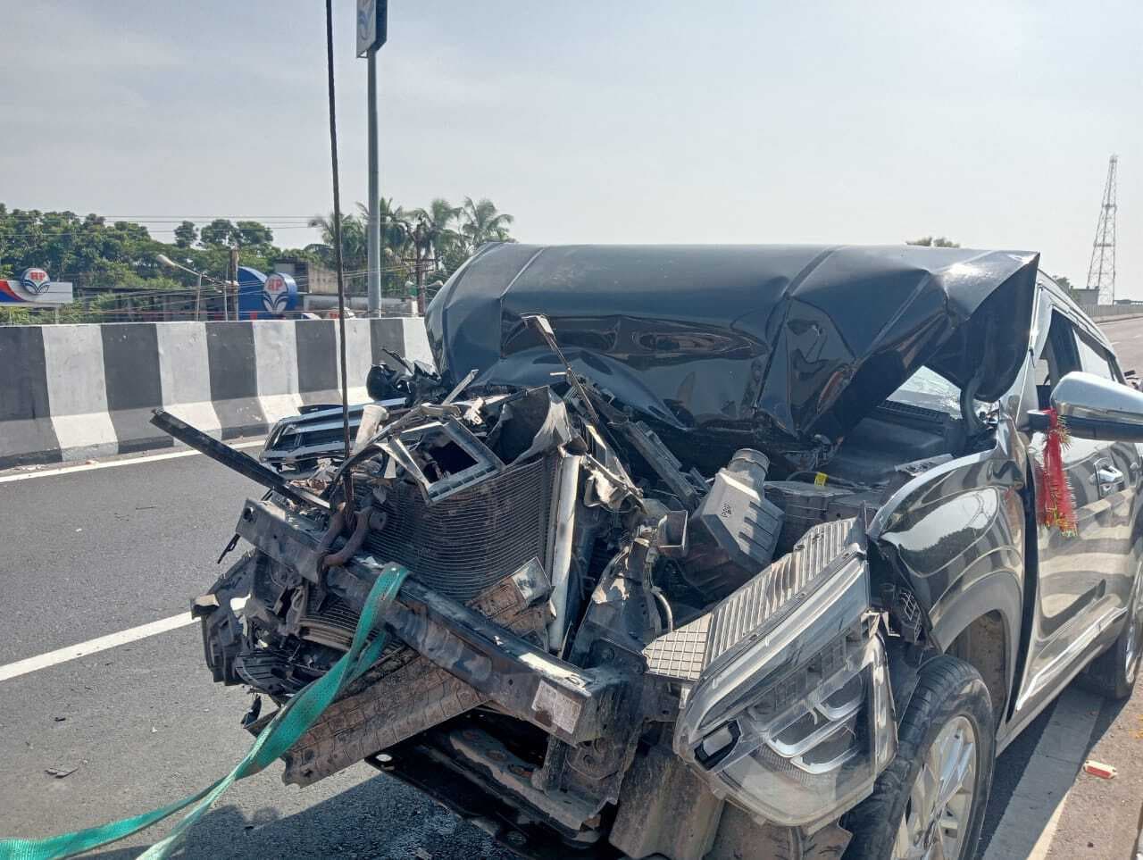 सिलीगुड़ी जा रही कार पीछे से ट्रक से टकरायी, बाल-बाल बचे कार पर सवार लोग