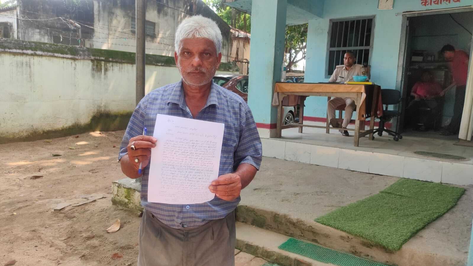 बैदपुर में वृद्ध मां को घर में बंधक बनाकर रखने का आरोप