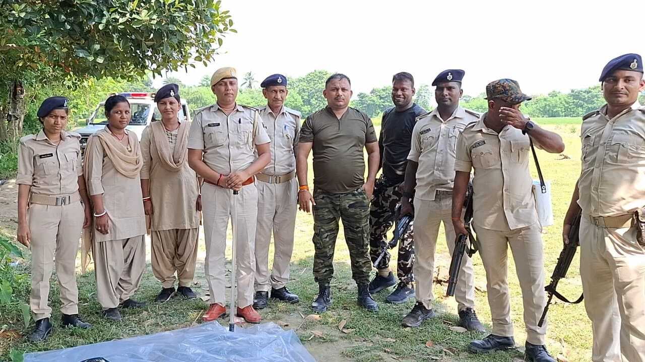 रातों रात अवैध रूप से घर बना रहे लोगों को रोकने गयी पुलिस बल पर हमला, दो पुलिस अधिकारी घायल