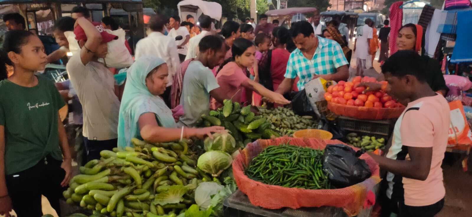 जिउतिया की खरीदारी को लेकर बाजार रहा गुलजार, देर शाम तक मार्केट में होती रही खरीदारी.