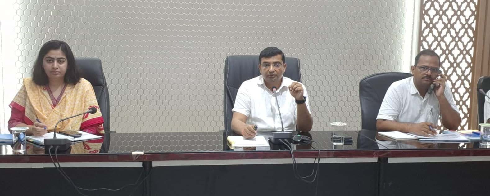 बाढ़ग्रस्त रूपौली प्रखंड पर रखें पैनी नजर, पीड़ितों के बीच राहत सामग्री सुलभ कराएं