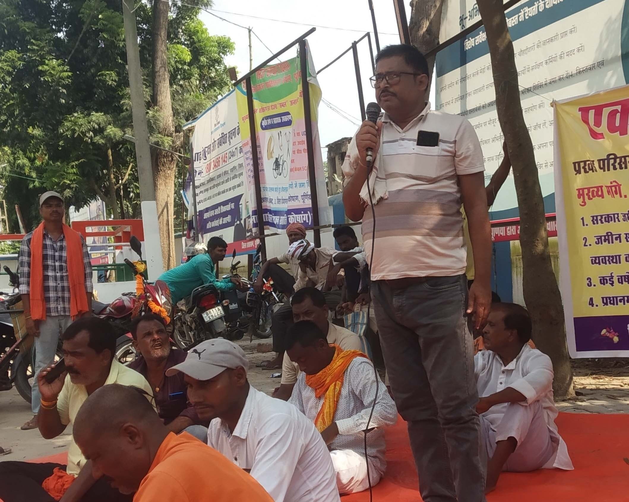 अनियमितता दूर करने की मांग को लेकर समिति सदस्यों ने दिया धरना