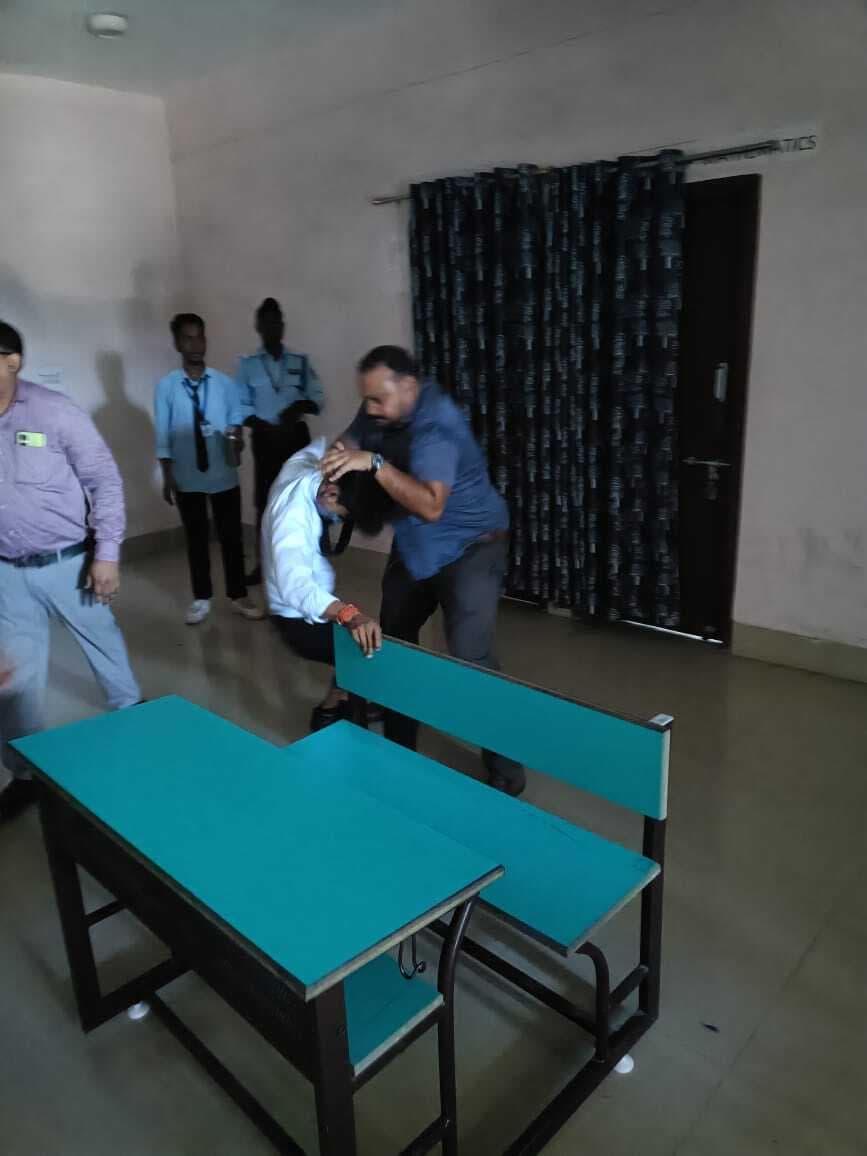 पॉलिटेक्निक कॉलेज के प्राचार्य पर गाली-गलौज व मारपीट का आरोप लगा छात्रों ने चार घंटे तक किया फोरलेन जाम